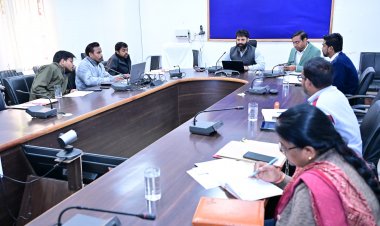 राजस्व कार्यों में तेजी लाने के निर्देश: कलेक्टर ने कहा- 'ई-ऑफिस' से ही होगा फाइलों का काम, मुआवजा वितरण में न हो देरी