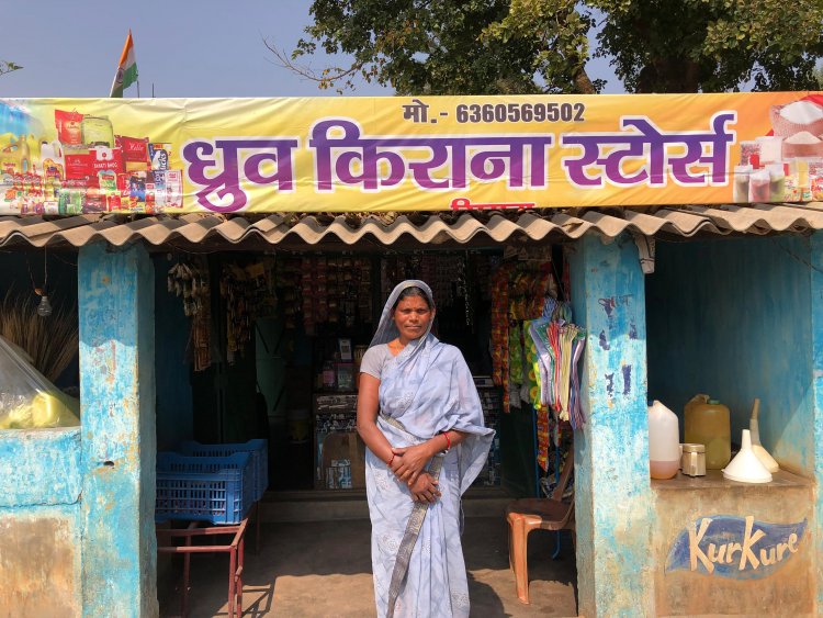 जशपुर की पूनम देवी बनीं 'लखपति दीदी': मजदूरी छोड़ अब खुद की दुकान से कमा रहीं हजारों, बनीं मिसाल