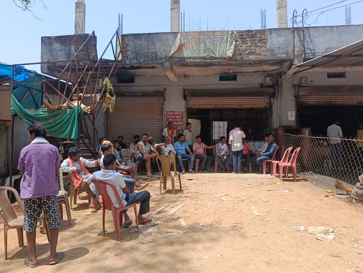 कांसाबेल में शराब दुकान पर 'आर-पार' की जंग: सिहारबूढ़ से वापसी के बाद अब कांसाबेल में धरना, ग्रामीणों ने कहा- 'किसी भी हाल में यहाँ नहीं चलेगी दुकान'