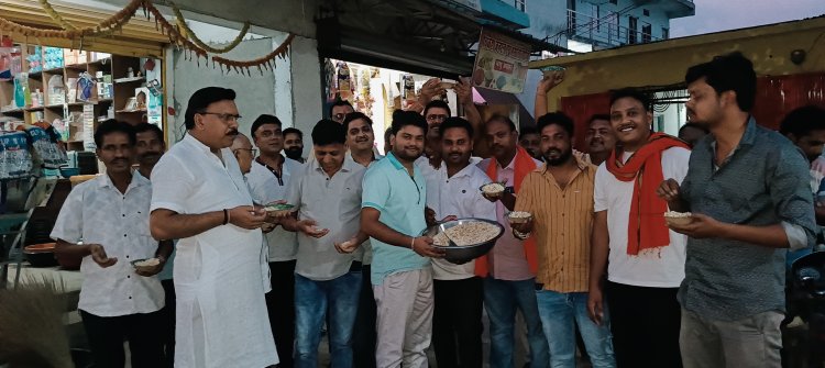 भाजपा की ऐतिहासिक जीत पर कांसाबेल में जश्न: आतिशबाजी और 'झाल मुड़ी' खिलाकर मनाया उत्साह