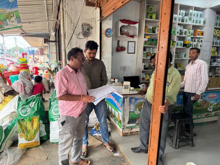 बड़ी कार्रवाई: उपसंचालक कृषि ने कांसाबेल में उर्वरक दुकानों का किया औचक निरीक्षण, अधिक दाम वसूलने पर दुकान सील करने की दी सख्त चेतावनी