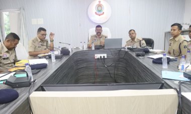 जशपुर पुलिस की अपराध समीक्षा बैठक: DIG एवं SSP डॉ. लाल उमेद सिंह का सख्त रुख, लंबित मामलों के त्वरित निराकरण और प्रभावी पुलिसिंग के दिए निर्देश